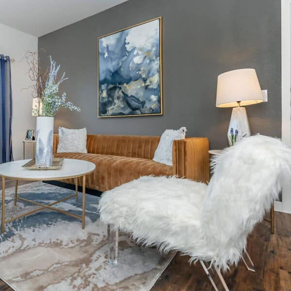 FAUX SHEEPSKIN CHAIR IN WHITE - Image 3